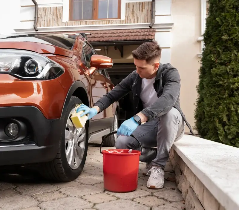 Lavage auto à domicile Esparron-de-Verdon : professionnel intervenant sur un véhicule